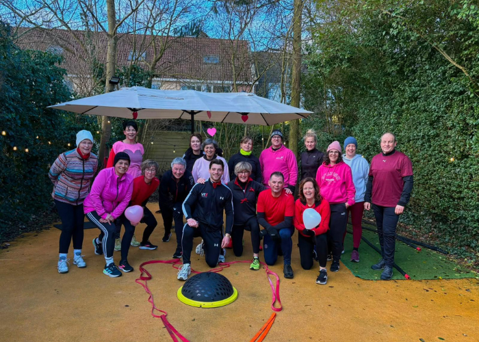 Deelnemers aan een groepstraining in de buitenlucht in Meppel